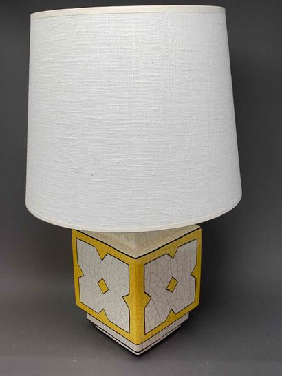 null TRAVAIL FRANCAIS 1940

Lampe cubique en céramique craquelée émaillée à motifs...