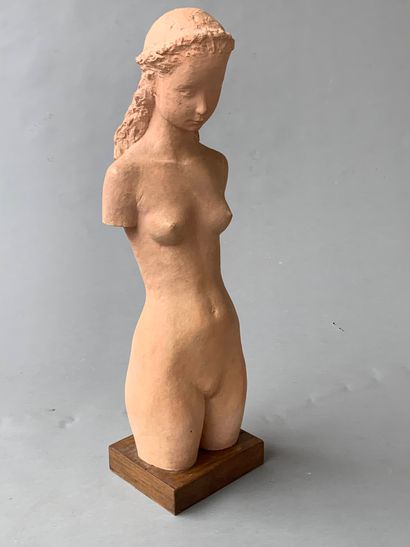 null Gunnar NILSSON (1904-1995)

Sculpture en terre cuite figurant une femme nue

Signé...