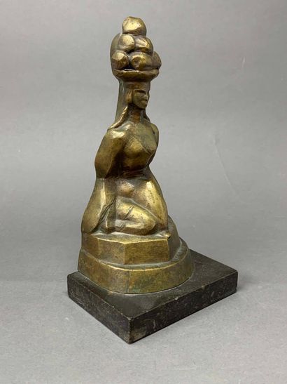 null SÉBASTIEN TAMARI (1900-1991)

Sculpture en bronze à patine dorée reposant sur...