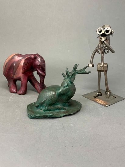 null Travail Francais

Suite de trois sculptures figurant un cerf, un éléphant et...