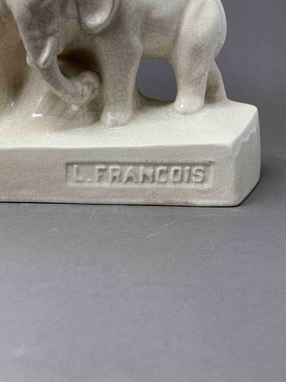 null L. FRANCOIS (XXe)

Sculpture en céramique emaillée craquelée figurant un éléphant...
