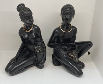 null LEO. P (Vers 1930)

Deux statuettes en plâtre patiné figurant un couple d'africain....