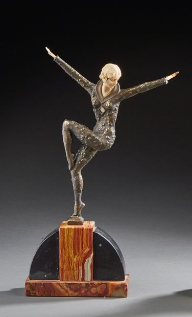 null Sculpture en bronze à patine brune et argentée et matériau composite figurant...
