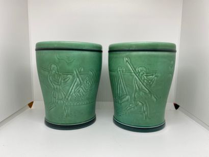 null Manufacture du Danemark

Deux cache-pots en porcelaine vert à décor de scènes...