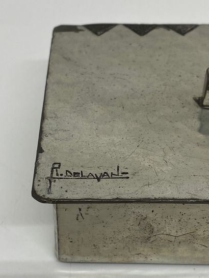 null René DELAVAN, circa 1940

boite rectangulaire en étain martelé à décor de triangles.

Signé...