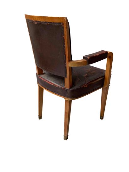 null Jacques ADNET (1901-1984)

Suite de 6 chaises en bois vernis recouvert d’un...