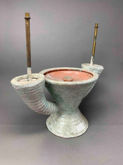 null TRAVAIL 1960

Pot couvert formant bougeoirs monté en lampe en céramique émaillée

Signé

H...