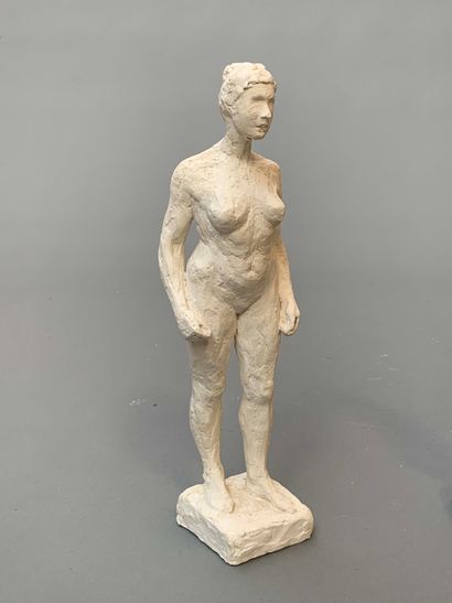 null Sujet en plâtre figurant une femme nue debout sur un socle quadrangulaire. 

H...