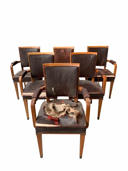 null Jacques ADNET (1901-1984)

Suite de six chaises en bois vernis recouvert d’un...