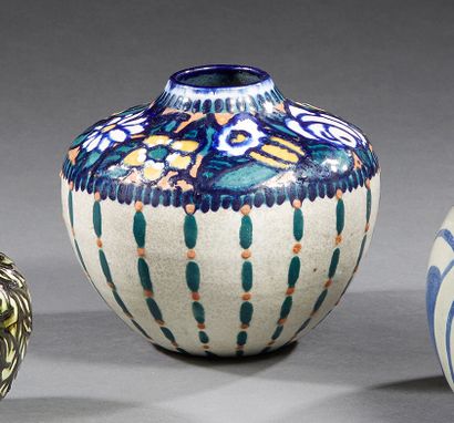 null Paul JACQUET (1883-1968)

Vase bombé à col droit en céramique émaillée polychrome...
