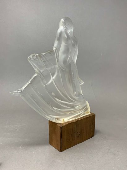 null Travail Français 

Sculpture en verre figurant une femme partiellement drapée

Elle...