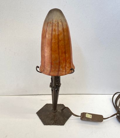 null 
Travail 1930 

Petite lampe de forme champignon, présentant un piétement fer...