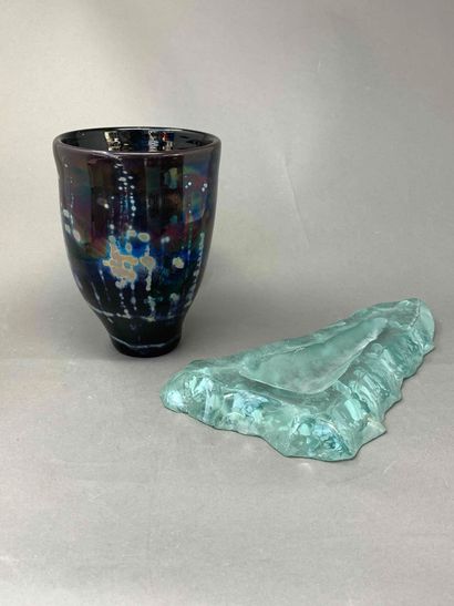 null Travail moderne 

Vase en verre soufflé à décor d’irisations 

Dédicacé « Happy...