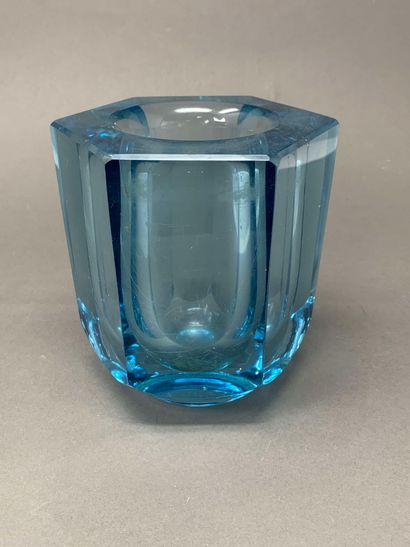 null DAUM NANCY FRANCE

Vase à pans coupés en verre bleu

H : 14 cm

Signé

H : 14...