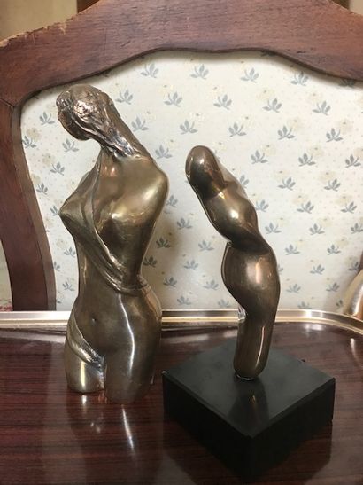 null Deux sculptures modernes en bronze à patine dorée et médaille : 

Figure libre...