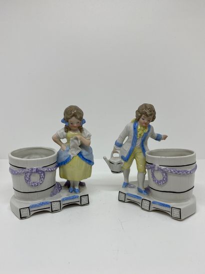 null Deux pyrogènes en porcelaine à décor de personnages.

H. : 13cm (accident)