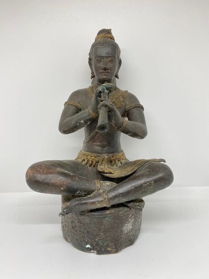 null Sujet en bronze figurant un bouddha assis jouant de la flûte.

DIM:27cm x 1...