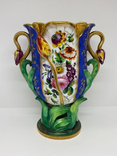 null Vase en porcelaine polychrome à décor de fleurs, les anses figurant des tulipes.

H....
