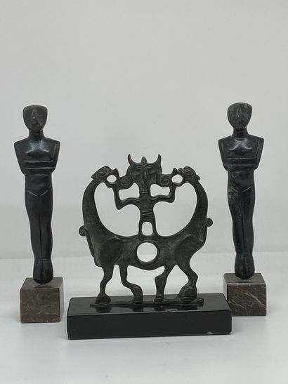null Ensemble de trois petites statuettes en bronze de style archaiques montées sur...