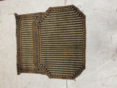 null Petit tapis de selle décoré de motifs géométriques.

93 x 90 cm.

(usures)