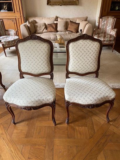 null Suite de deux chaises en bois naturel

Garniture de tissu à fleurettes.