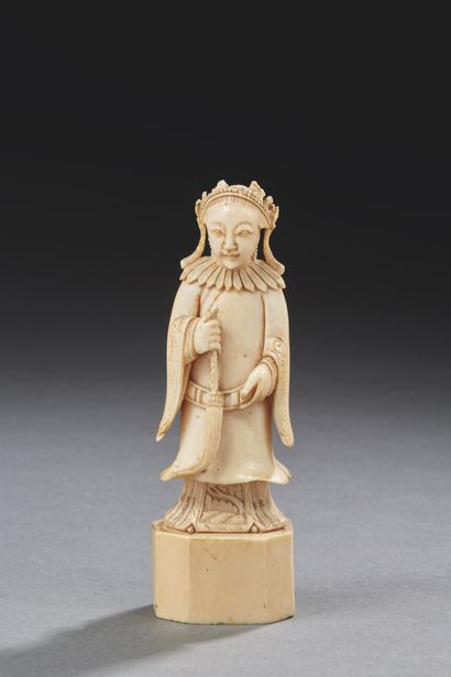 null CHINE, Canton - XIXe siècle

Statuette de jeune femme en ivoire, debout sur...