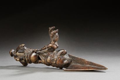 null TIBET - XIXe siècle

Phurbu en bronze, orné d'une devi chevauchant une divinité...