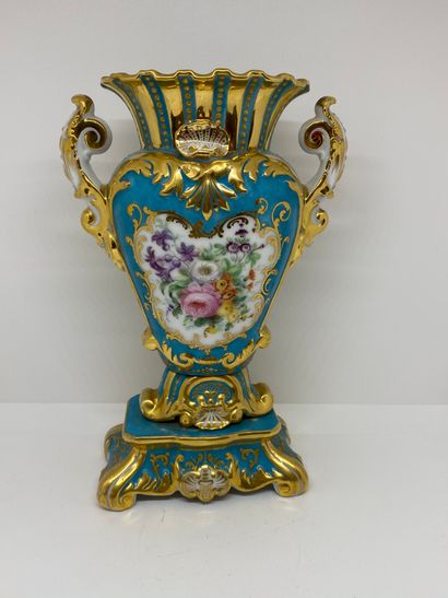 null Petit vase de mariée en porcelaine de Paris à décor d'un bouquet de fleurs sur...