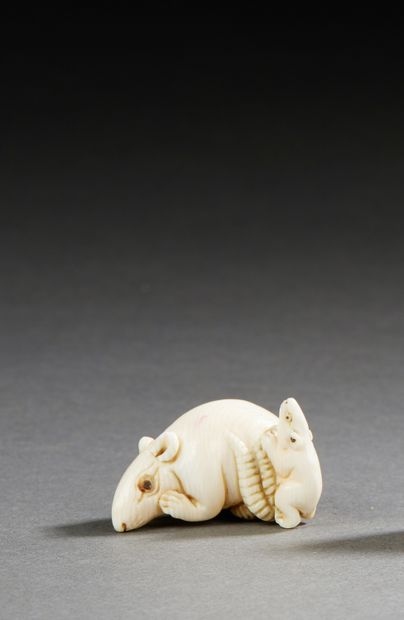 null JAPON - Début XXe siècle

Petit okimono en ivoire dans le style des netsuke,...