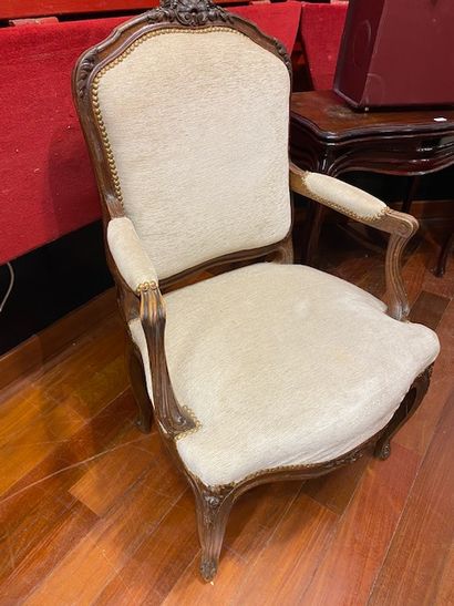 null Paire de fauteuils à dossiers plats en bois naturel .

Style Louis XV .

H :...