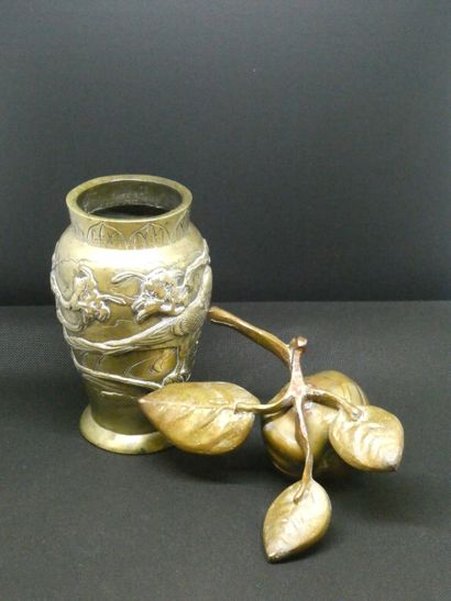 null CHINE

Ensemble comprenant un vase en bronze à patine médaille à décor en relief...