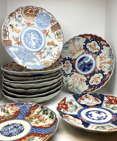 null JAPON: Suite de 12 Assiettes en porcelaine décorées dans la palette imari de...