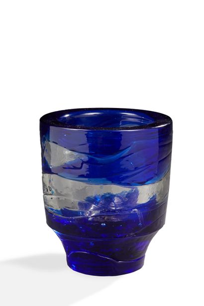 null TRAVAIL MODERNE

Vase en verre moulé-pressé translucide et bleu.

H : 15 cm