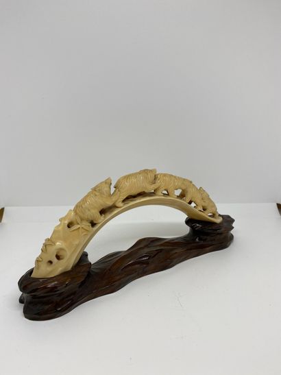 null Groupe sculpté en ivoire figurant des ours. Lg : 20cm (sur un socle en bois...