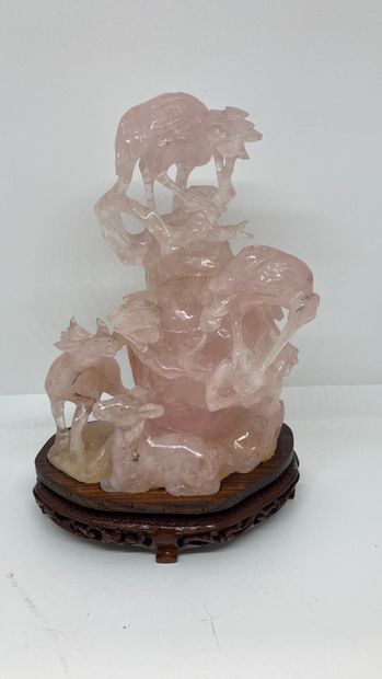 null CHINE - XXe siècle

Groupe en quartz rose, vase couvert surmonté de grues, l'une...