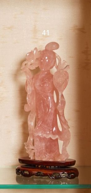 null CHINE - XXe siècle

Statuette de femme debout en quartz rose tenant un éventail...
