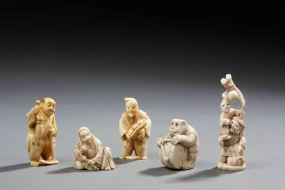 null JAPON – Ensemble de cinq Netsuké en ivoire et en os sculptés à sujets différents...