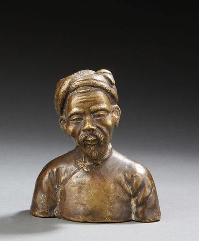 null VIETNAM - Bust of peasant in bronze with golden brown patina.


1920/1930


H...