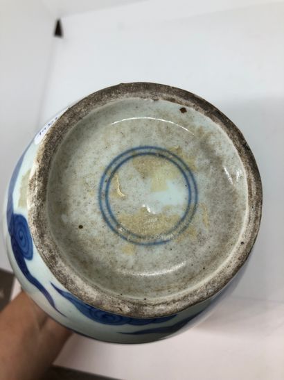null CHINE - Petit vase ovoide en porcelaine décorée en bleu sous couverte d'un dragon...
