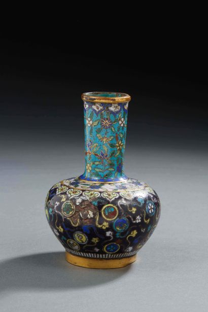 null CHINE


Petit vase en bronze cloisonnée à long col étroit, le col à fond turquoise...