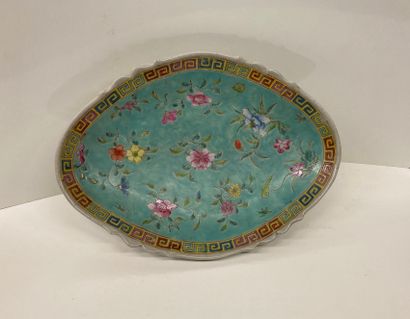 null CHINE


Plat oblong en porcelaine à décor de fleurs.


Dim. : 24 x 33cm