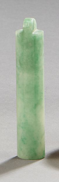 null CHINE


Petite cloche en jade vert clair. 


Travail moderne. 


H. : 4 cm