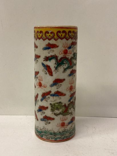 null Vase rouleau en porcelaine


H.:13.5 cm