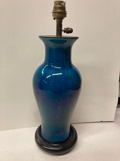 null Vase émaillé bleu monté en lampe. 


H. : 26 cm