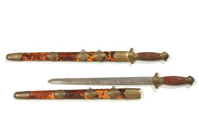 null CHINA


Two daggers with tortoiseshell scabbard


19th century


Length : 45...