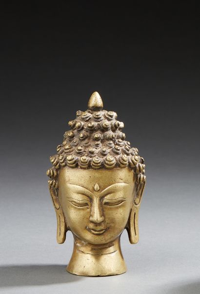 null THAILANDE - Buste d’un bouddha en bronze, la coiffure surmontée d’une flamme.


Epoque...