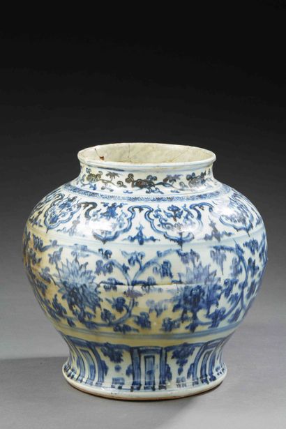 null CHINE - Début XVIe siècle


Jarre de forme guan en porcelaine décorée en bleu...