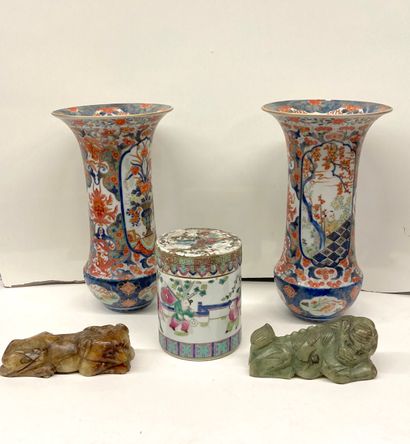 null Set including : 


JAPAN


Pair of Imari porcelain vases.


H. 30 cm - (Damage...
