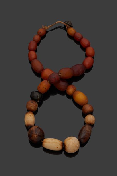 null SOUTH EAST ASIA


Necklace made of presumed amber beads and various.


Length...