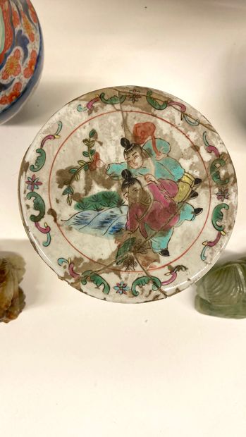 null Set including : 


JAPAN


Pair of Imari porcelain vases.


H. 30 cm - (Damage...